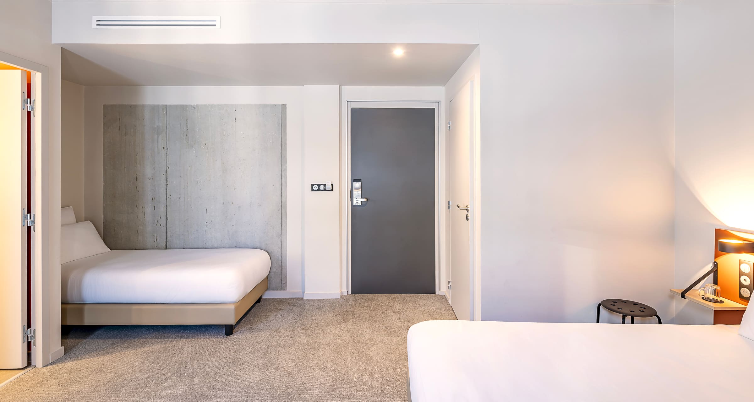 Chambre Familiale · deux lits, panneau béton, palette claire